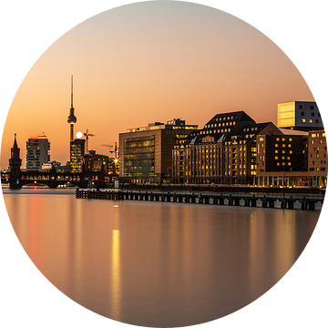 Berlijnse skyline aan de Spree bij zonsondergang