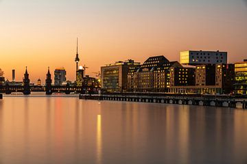 Berlijnse skyline aan de Spree bij zonsondergang