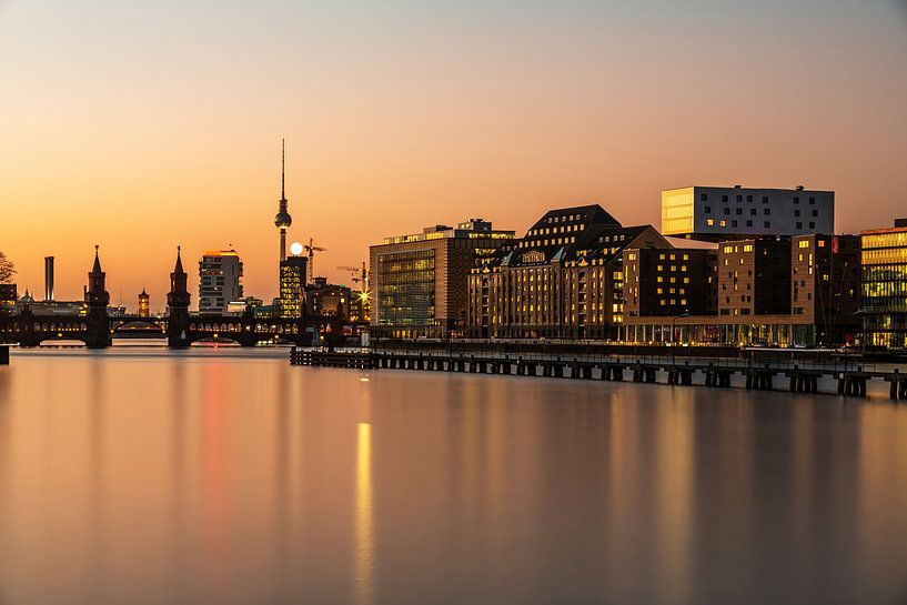 Berlin Skyline an der Spree im Sonnenuntergang von Frank Herrmann