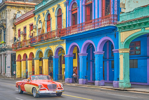 Oldtimer in einer bunten Straße in Havanna, Kuba