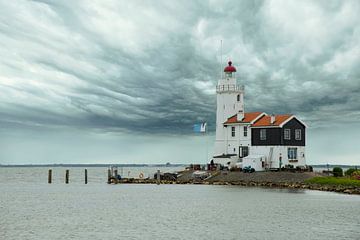 Leuchtturm in Marken, Niederlanden. von Gert Hilbink