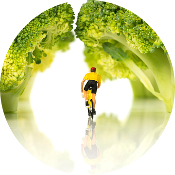 fietser in gele trui fietst door een groen bos van ChrisWillemsen