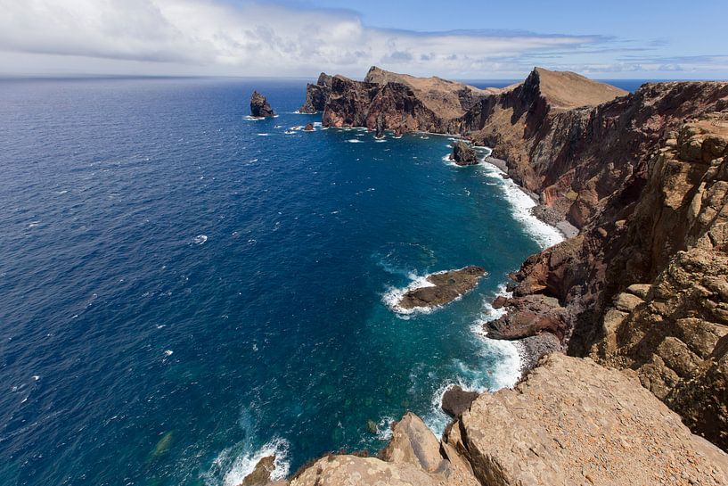 De Atlantische Oceaan aan de kust van Madeira Island van Paul Wendels