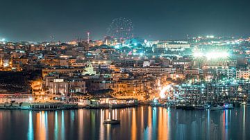 Feux d'artifice de fête au-dessus de l'horizon de Sliema à Malte. sur Daan Duvillier | Dsquared Photography