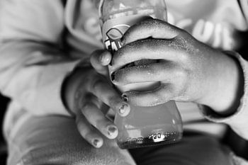 Enfant en noir et blanc à l'heure de l'été