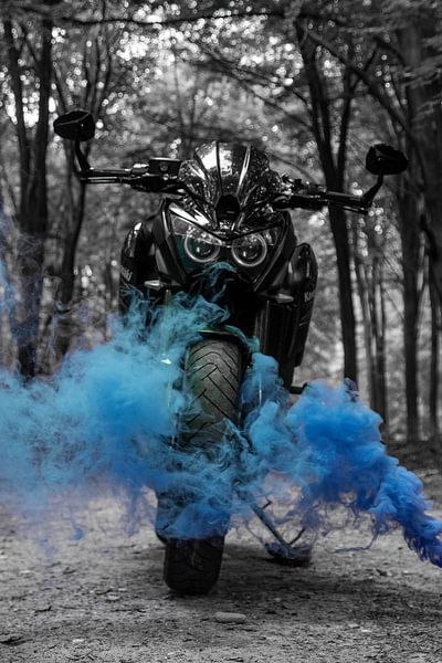 Motor mit blauem Rauch von Nynke Altenburg
