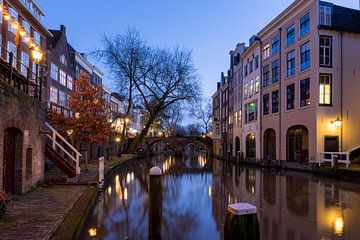 Utrecht Oudegracht Gaardbrug in de avond van Russcher Tekst & Beeld