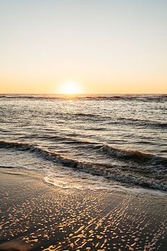 De laatste zonnestralen aan zee | Strand tijdens gouden uur van Marit Hilarius