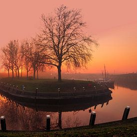 Le port intérieur ou le Vieux Port de Vollenhove dans le brouillard / au lever du soleil sur R Smallenbroek