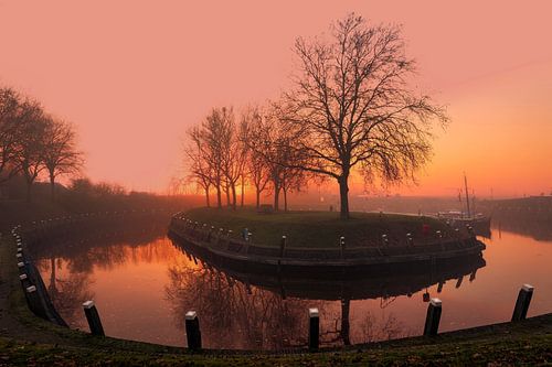 Binnenhaven of Oude Haven Vollenhove in de mist/zonsopkomst