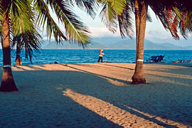 Goldene Stunde am Strand von Nha Trang in Vietnam 