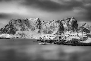 Malerisches Fischerdorf am Meer in Norwegen in schwarzweiss.