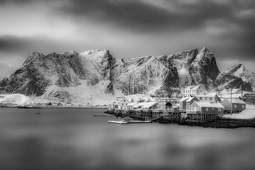 Malerisches Fischerdorf am Meer in Norwegen in schwarzweiss. von Manfred Voss, Schwarz-weiss Fotografie