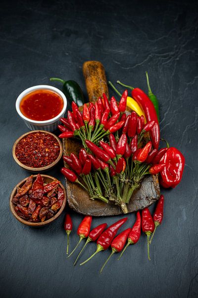 Collection de piments forts avec sauce et épices en poudre par Photo Art Thomas Klee