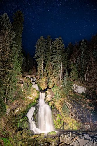 De watervallen van Triberg onder de sterrenhemel