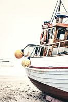 Altes Fischerboot liegt an der Nordseeküste