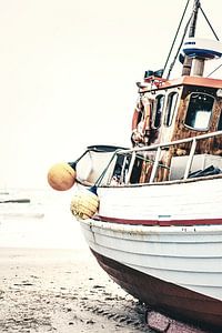 Altes Fischerboot am Strand von Løkken – Nordseeküste Dänemark