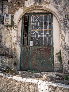 Alte rostige Klostertür in Griechenland von Art By Dominic