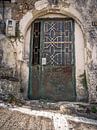 Alte rostige Klostertür in Griechenland von Art By Dominic Miniaturansicht