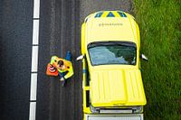 Een weginspecteur bij een ongeval op de A50 bij Epe