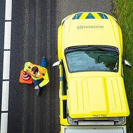 Een weginspecteur bij een ongeval op de A50 bij Epe van Stefan Verkerk