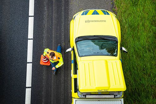 Een weginspecteur bij een ongeval op de A50 bij Epe