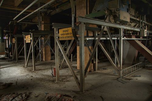 Een verlaten fabriekshal