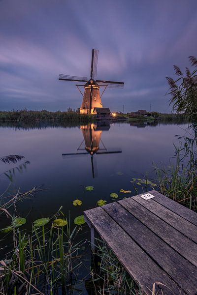 Beleuchtete Windmühle mit Gerüst bei Kinderdijk von Sander Groenendijk