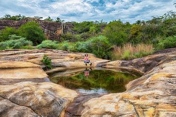 La lagune miroir du plateau rocheux Cerro Arco à Tobati, Paraguay.
