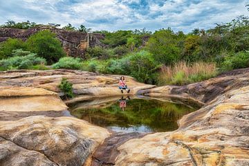 La lagune miroir du plateau rocheux Cerro Arco à Tobati, Paraguay. sur Jan Schneckenhaus