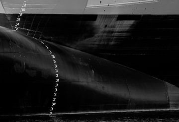 Bow of a ship moored in the port of Delfzijl by scheepskijkerhavenfotografie