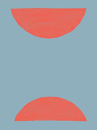 Abstracte vormen in neonrood op azuurblauw