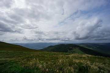 Frankrijk - Middaghemel op heuvel van beboste bergen vogezen van adventure-photos