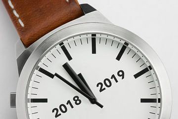 Horloge met tekst 2018 2019 by Tonko Oosterink