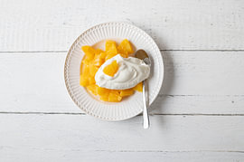 Helle Morgenfrische: Cremiger Sky mit Orangen Teil2 Flatlay von Authentic Food Stories