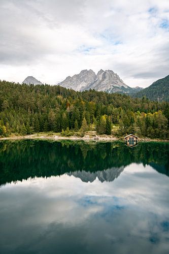 Blindsee met meerhuis en reflectie