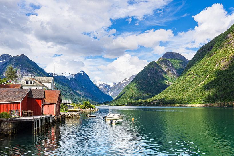 Uitzicht over de Fjærlandfsjord in Noorwegen van Rico Ködder