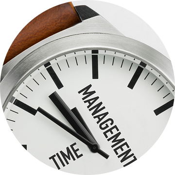 Macrofoto van een modern metalen horloge met de tekst Time Management op de wijzerplaat van Tonko Oosterink