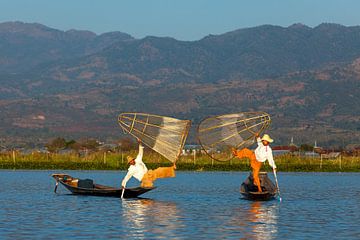 De vissers van Inle Lake in Myanmar van Roland Brack