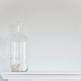 Flasche mit Muscheln von Laura Weijzig