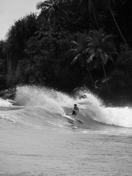 Black and White Surfer van Ward Jonkman