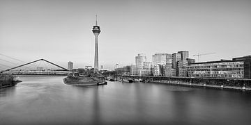 Düsseldorf Medienhafen monochrom von Rolf Schnepp