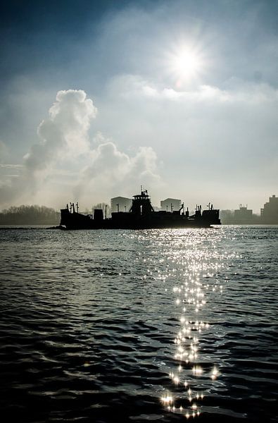 Veerpont tijdens ochtendgloren tussen Maassluis en Rozenburg  van Maurice Verschuur