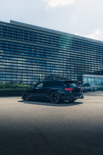 Audi RS4 ABT in een Havenachtig Gebied