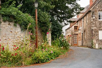 Straat in een Normandisch dorpje. van Ron Poot