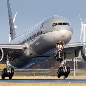 Qatar Boeing 777 landend op Polderbaan