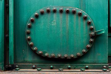 Groen paneel van een trein, met bouten en moeren van Jenco van Zalk