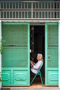 Vrouw Leest de krant - Ho Chi Minh City van Sebastiaan Hamming