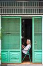 Vrouw Leest de krant - Ho Chi Minh City van Sebastiaan Hamming thumbnail