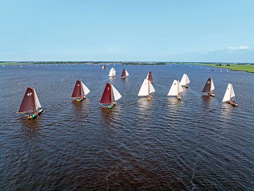 Luchtfoto van een wedstrijd skutsjessilen op het Heegermeer in Friesland Nederland